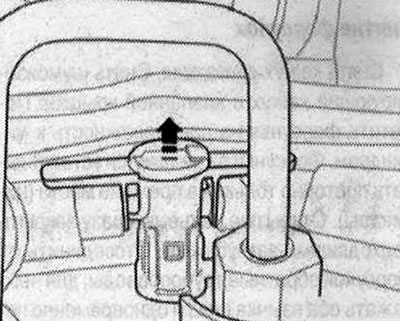 Изключете от инжекторите обратно на тръбите, за това, щракнете върху и двете скоби надолу и…
