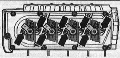 Разхлабете винтовете и отстранете притискащите пластини на инжекторите със стрелка.