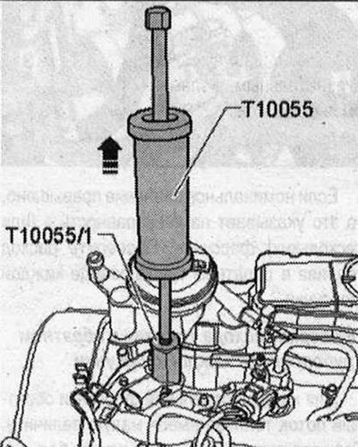 Инсталирайте издърпвача «T10055» с адаптера «T10055/1», както е показано на фигурата, и извадете…