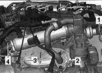 Odstráňte kryt motora «šípky». Odstráňte vzduchový kryt. filter. Odstráňte vákuovú hadicu «1».…