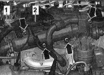 Hadice chladiacej kvapaliny «1» a «2» stláčajte svorkami do 25 mm «3094». Odskrutkujte skrutky…