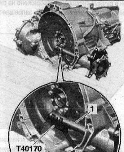 Transportný uzáver «T40170» zasuňte zospodu do skrine prevodovky a zaistite ho na hriadeli pomocou…