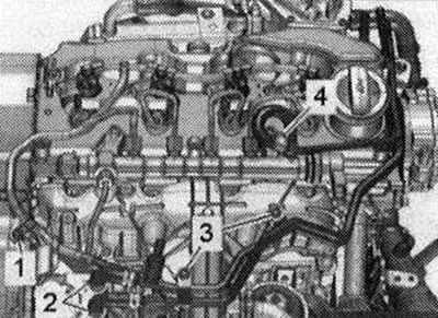 Развийте болтовете «1.3». Отстранете маркучите за гориво, като разхлабите скобите на маркуча «2».…