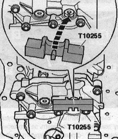 Фиксирайте балансиращия вал с помощта на заключващото устройство «T10255»; ако е необходимо,…
