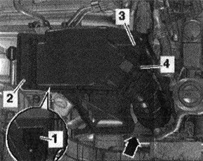 Odstráňte kryt motora «šípky». Odstráňte vzduchový kryt. filter.