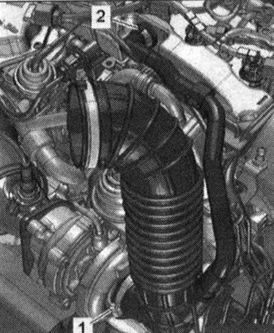 Odpojte ventilačnú hadicu kľukovej skrine motora «2» a uvoľnite ju stlačením uvoľňovacích…