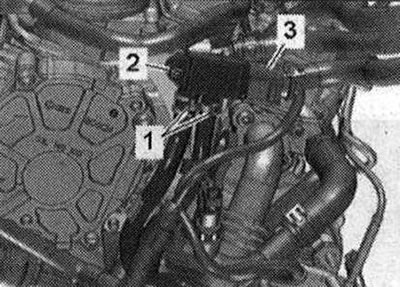 Odpojte konektor «3» snímača diferenčného tlaku «G505». Odskrutkujte skrutku «2» a uvoľnite hadice…