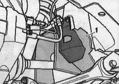 Odstráňte kryt «1» hnacieho hriadeľa v pravom podbehu kolesa.