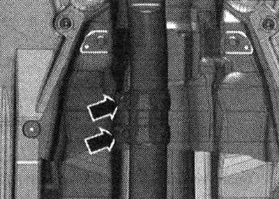 Uvoľnite závitové spoje «šípky», posuňte upínaciu objímku späť a zviažte výfukové potrubie zhora.