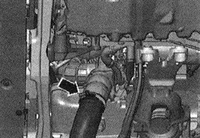 Odstráňte hadicu vzduchového potrubia a zatlačte ju na stranu, aby ste to urobili, uvoľnite svorku…