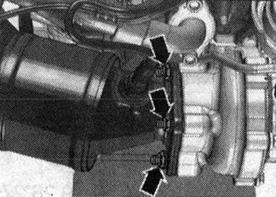 Odskrutkujte «šípové» matice a zatlačte filter pevných častíc späť.