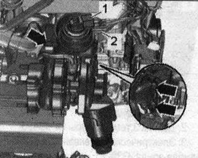 Odpojte el. zástrčkové pripojenie «1». Odstráňte vákuovú hadicu «2». Odskrutkujte matice «šípky» a…