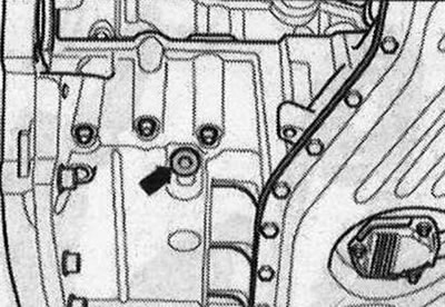 Z hornej časti olejovej vane odskrutkujte závitovú zátku «šípka» značky «TDC», použite na to dlhý…