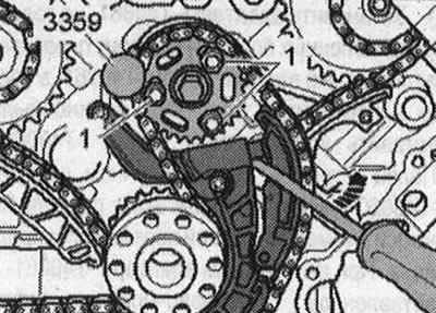 Nainštalujte napínač reťaze s reťazou a ozubeným kolesom vyvažovacieho hriadeľa. Pozdĺžne otvory v…