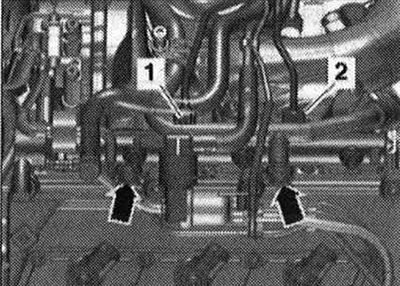 Развийте съединителните гайки «1» и «2». Развийте болтовете «стрела» и оставете горивото настрана.…