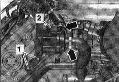 Изключете ел. конектор «2». Развийте болтовете «1». Затегнете маркучите на охладителната течност…