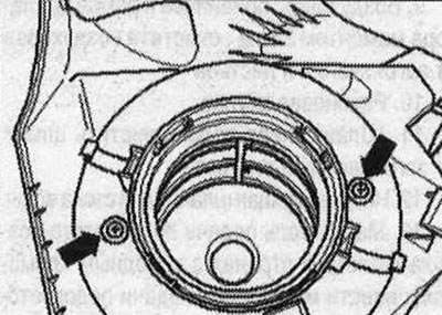 Развийте 2-те закрепващи болта на «стрелката» на сменяемия въздушен елемент. филтър.