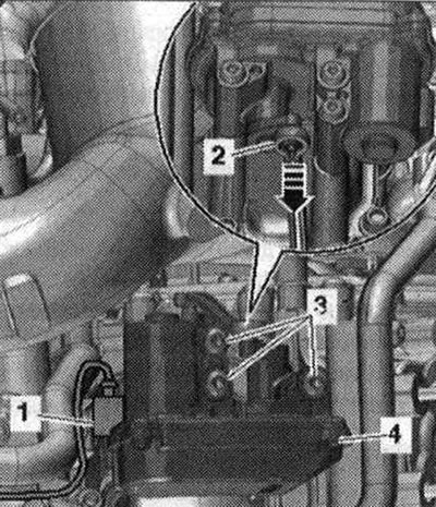 Свалете горната част на всмукателния колектор. Внимателно натиснете свързващия прът на двигателя на…