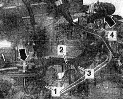 Свалете превключващия клапан на EGR радиатора «N345» «1» от скобата. Развийте болта «4».