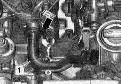 Разхлабете скобата «стрелка» и отстранете тръбата «1» на системата за рециркулация на отработените…