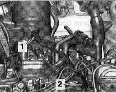 Odstráňte natiahnutie. Odstráňte prednú stenu nádoby na odtok vody. Odstráňte výfukové potrubie.…