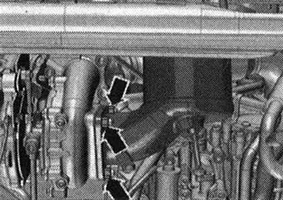 Odskrutkujte skrutku «2» a vyberte snímač tlaku výfukových plynov 1 «G450». Odskrutkujte matice…