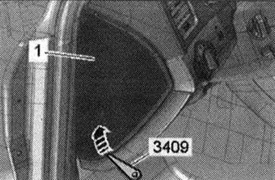 Pomocou montážneho klinu «3409» «šípka» vypáčte bočný kryt «1» predného panela na strane vodiča a…