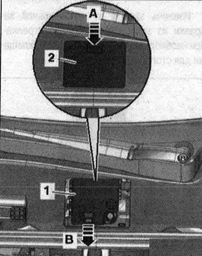 Odomknite a odstráňte kryt «2» zatlačením na miesto označené «šípkou A». Odomknite zámok «šípka B»…