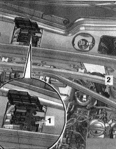 Pripojte svorkovú svorku na svorku externého zdroja prúdu štartéra «U6» «pol. 1» v svorkovnici pre…