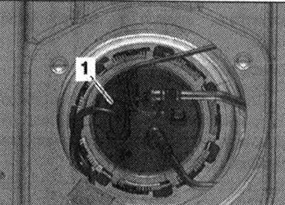 Ak nepočujete bežať čerpadlo: Odstráňte 1/3 zadného sedadla vpravo. Odskrutkujte skrutky «šípky» a…