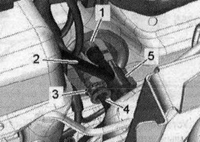 Когато извършвате следните дейности, уверете се, че спирачната течност не попадна в дренажната…