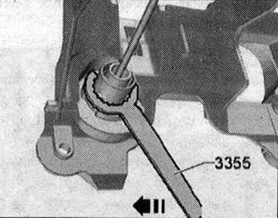 Отключете главния цилиндър на съединителя с помощта на гаечен ключ SW 32 «3355» в «посоката на…