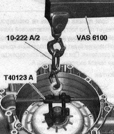 Свържете теглича на ATF помпата «T40123 A» с допълнителната кука «10 -222 A/2» и го окачете на…