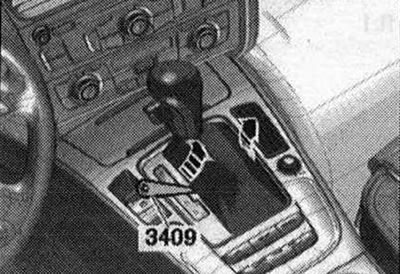 Potiahnutím páky parkovacej brzdy aktivujte elektromechanickú parkovaciu brzdu. Prepnite volič do…