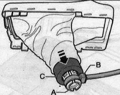 Odstráňte rukoväť páky automatickej prevodovky. Zviažte pružinové jazýčky «1» rukoväte voliča…