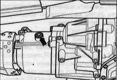 Температура на трансмисионното масло прибл. 20°C (стайна температура). Поставете колата на асансьор…