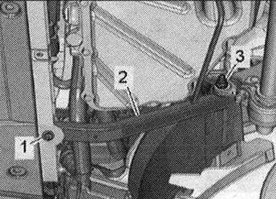 Vľavo a vpravo odskrutkujte skrutky «1» a matice «3» a odstráňte pozdĺžne napínače «2».