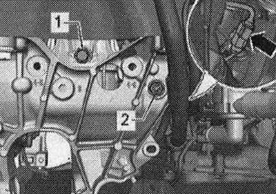 Na vozidlách s elektrohydraulickým držiakom motora odpojte konektor «šípka» ľavého…