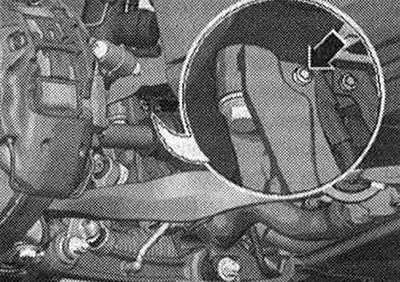 Platí pre vozidlá s hydraulickým riadením: Odskrutkujte skrutku držiaka vedenia posilňovača…