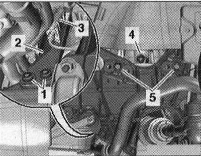 Odskrutkujte skrutky «1 a 5» ľavého a pravého držiaka motora. Posuňte montážnu dosku «2» ľavého a…