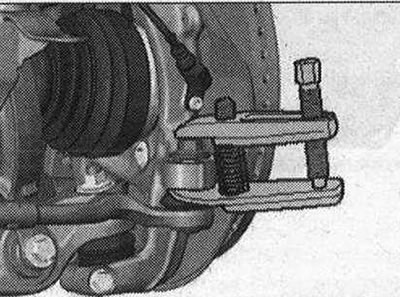 Na ochranu závitu nechajte maticu na čape zaskrutkovanú niekoľko otáčok. Vytlačte koniec spojovacej…