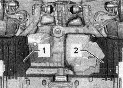 Отстранете капака «1» и «2». Отстранете обтекателите от колелата.