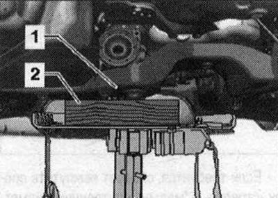 Инсталирайте повдигач за задвижване с универсален захват на скоростната кутия «V.A.G 1359/2» под…