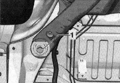 Развийте болта «1» отляво и отдясно.