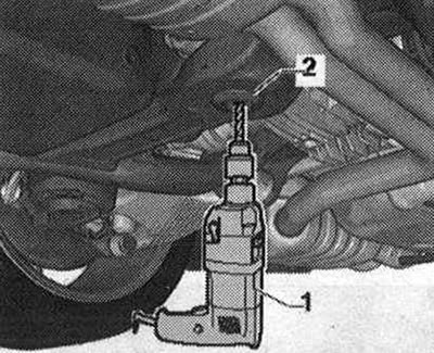 Когато натискате и натискате безшумния блок, уверете се, че водещият винт «4» не докосва отвора с…