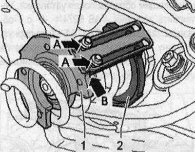 Стиснете винтовата пружина «1», така че предпазителят на картера «3» и долната пластина на…