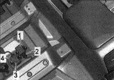 Свалете лявата седалка. Огънете назад закопчалката на постелката. При автомобили, където езикът на…