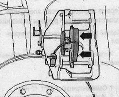 Vložte vnútornú brzdu. topánka s montážnou pružinou do strmeňa. Pružina «šípky» musí tesne zapadnúť…