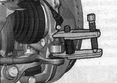 За да защитите резбата, оставете гайката на щифта завинтена за няколко завъртания. Натиснете навън…