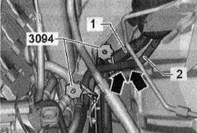 Изпомпвайте хидравличната течност от резервоара с помощта на устройство за събиране и изпомпване на…